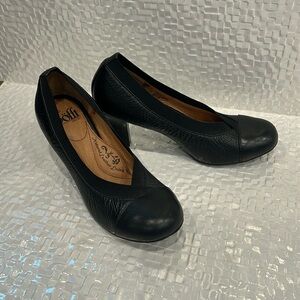 Sofft Black Leather Round-Toe Pumps